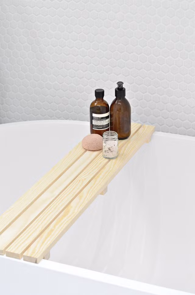 Gỗ thông sáng màu mang lại cảm giác hiện đại và phong cách. Với 4 hàng gỗ, chiếc khay tạo cảm giác chắc chắn hơn cho người sử dụng.