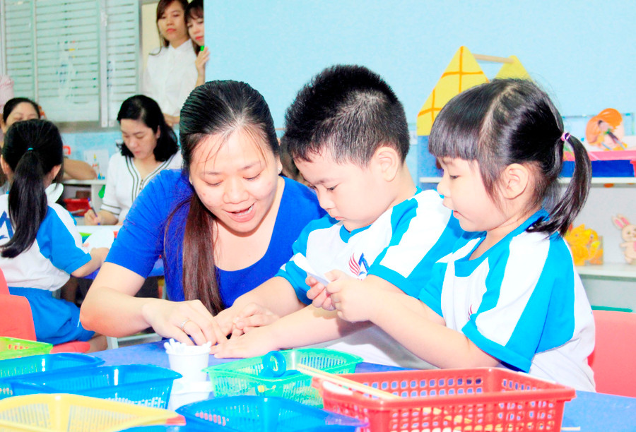 Trong lớp học phổ cập của trẻ mầm non 5 tuổi