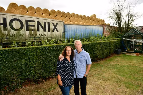 Ông Peter Shaw và vợ sống tại đây từ năm 2004 và cho biết chưa từng có mâu thuẫn với "anh nông dân". Ông Peter Shaw và vợ sống tại đây từ năm 2004 và cho biết chưa từng có mâu thuẫn với anh nông dân. Ảnh: Mirror.