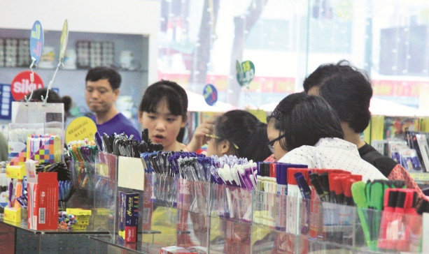 Bên cạnh sách giáo khoa, vở viết thì các dụng cụ học tập như bút viết, cặp, phấn, hộp bút... cũng khá đa dạng, đảm bảo về chất lượng, kiểu dáng, mẫu mã, hình thức đẹp