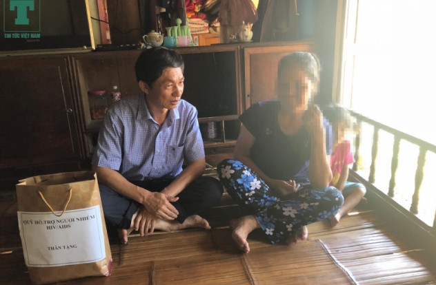 Lãnh đạo Cục Phòng chống HIV/AIDS (Bộ Y tế) đến thăm hỏi người dân Kim Thượng Lãnh đạo Cục Phòng chống HIV/AIDS (Bộ Y tế) đến thăm hỏi người dân Kim Thượng