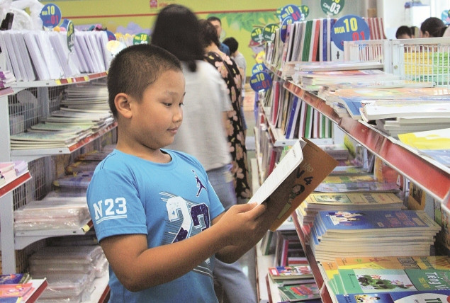 Cậu học sinh lớp 4 cũng đang chọn những cuốn sách tham khảo hay