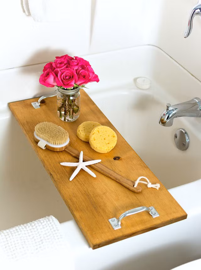 Nếu phòng tắm của bạn khá mộc mạc hãy sử dụng khay bồn tắm bằng gỗ. Với phong cách cổ điển mà nó mang lại chắc chắn sẽ phù hợp với các đồ dùng nội thất trong phòng tắm.