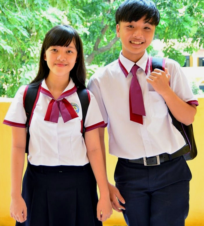 Đồng phục mới của các bạn gái trường THPT Trưng Vương là chân váy đen có viền đỏ - hồng. Các bạn ấy còn có ba lô cùng màu nữa đấy. Một combo đồng phục rất phong cách và xinh xắn