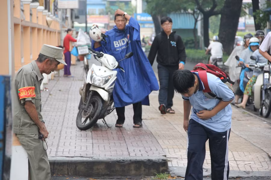 Học sinh Trường THPT chuyên Lê Hồng Phong luôn dành cho bác Lũy sự kính trọng (ảnh chụp sáng ngày 6/10)