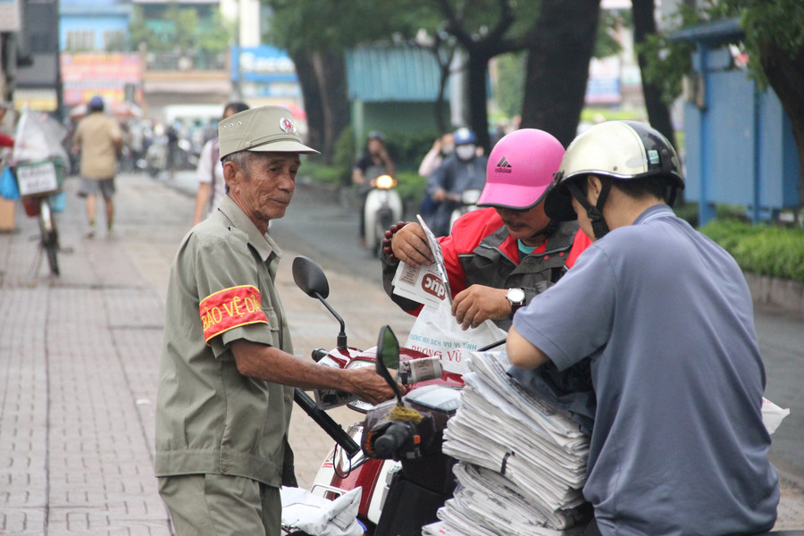 Bác Lũy nhận báo cho trường