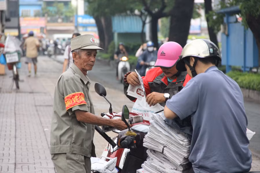 Bác Lũy nhận báo cho trường