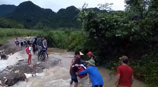 Đoàn thanh niên xã Thọ Sơn giúp đỡ người dân và các em học sinh qua cầu.