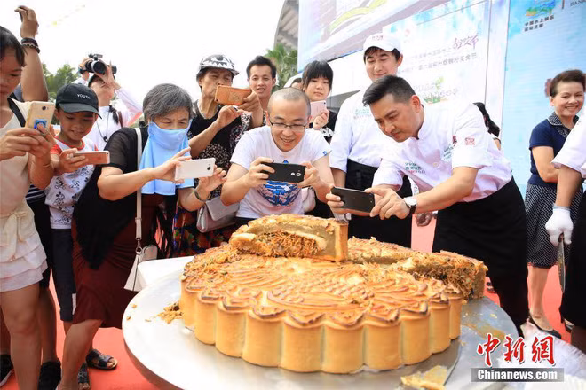 Chiếc bánh Trung thu kỳ lạ trông có vẻ kinh dị mà ai cũng muốn được thử 1 miếng - Ảnh 2.