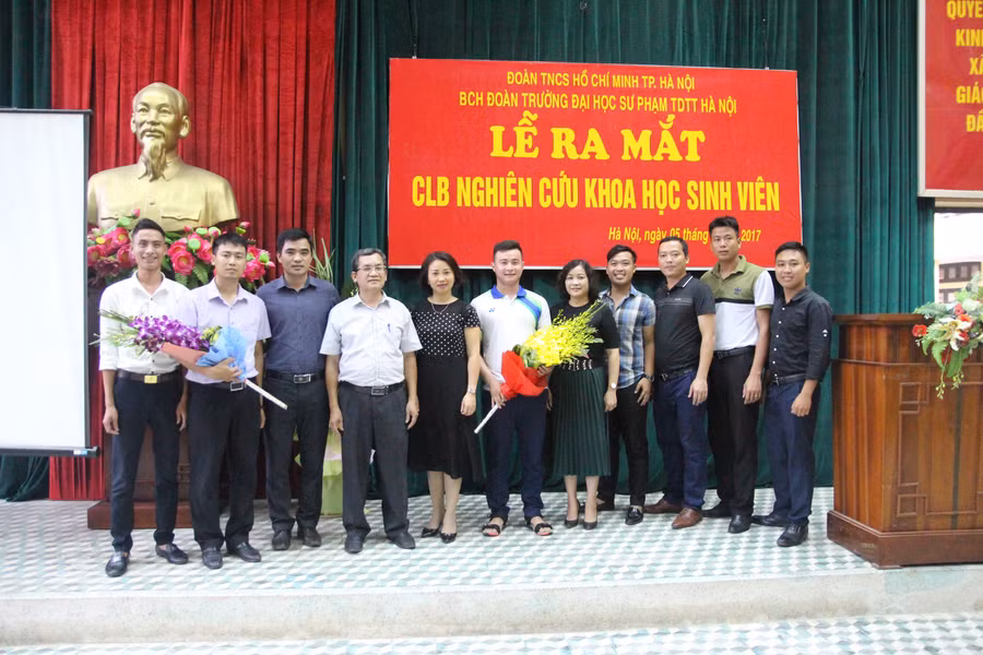 Các thành viên ban chủ nhiệm Câu lạc bộ NCKH sinh viên chụp ảnh với đại diện lãnh đạo Nhà trường