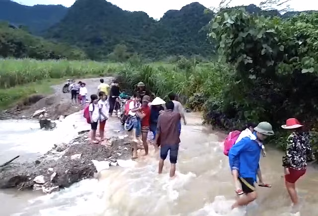 Xúc động hình ảnh đoàn viên thanh niên giúp học sinh vượt lũ đến trường 