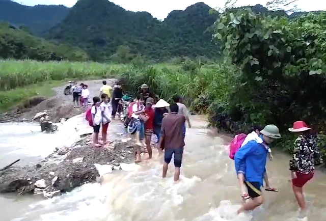 Xúc động hình ảnh đoàn viên thanh niên giúp học sinh vượt lũ đến trường 