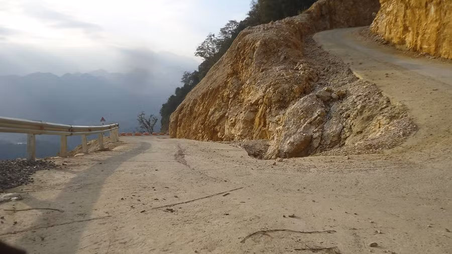 Đường lên đỉnh Cao Sơn núi cao, vực sâu nên chưa từng có giáo viên nữ lên giảng dạy. Đường lên đỉnh Cao Sơn núi cao, vực sâu nên chưa từng có giáo viên nữ lên giảng dạy.