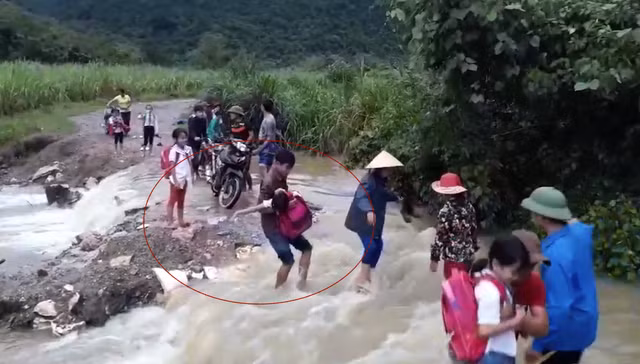 Công việc bế các cháu qua suối cũng khá vất vả và nguy hiểm.