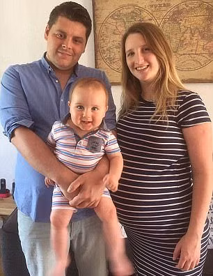 Charlotte mang thai chỉ vài tuần sau khi Lewis ra đời