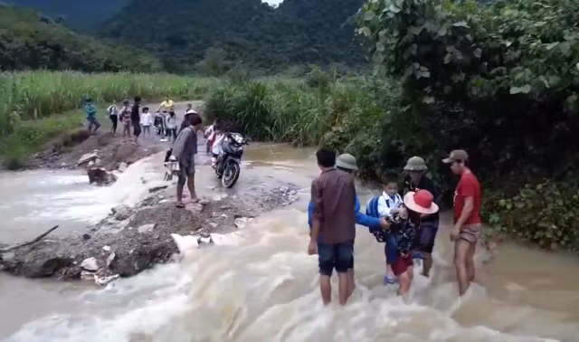 Theo chính quyền xã Thọ Sơn, hiện chiếc cầu tràn nay bị mưa lũ gây xói lở, sạt lở nghiêm trọng và gặp nhiều khó khăn trong việc di chuyển qua đây. Đặc biệt, đối với các em học sinh qua đây luôn gặp nhiều gian nan.