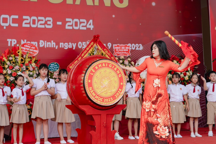 Học sinh cùng lắng nghe tiếng trống khai trường từ cô Hiệu trưởng Hoàng Thanh Bình đánh dấu sự bắt đầu của năm học mới 2023-2024. Học sinh cùng lắng nghe tiếng trống khai trường từ cô Hiệu trưởng Hoàng Thanh Bình đánh dấu sự bắt đầu của năm học mới 2023-2024.