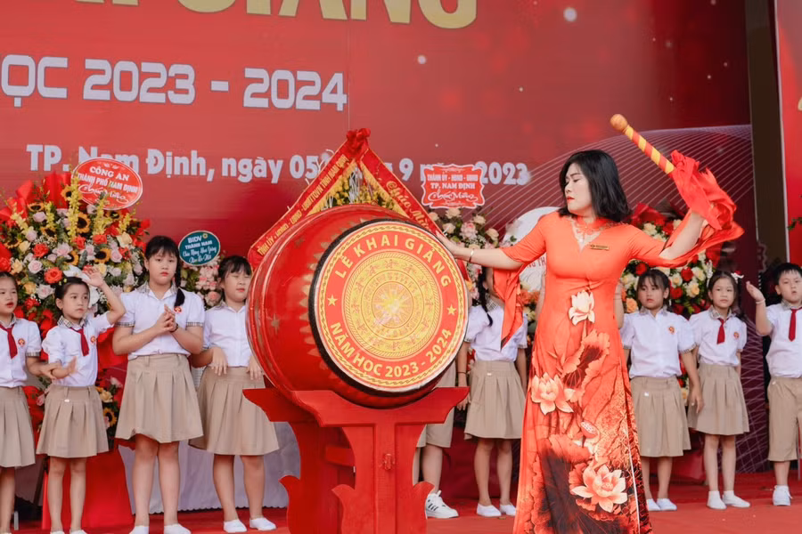 Học sinh cùng lắng nghe tiếng trống khai trường từ cô Hiệu trưởng Hoàng Thanh Bình đánh dấu sự bắt đầu của năm học mới 2023-2024.