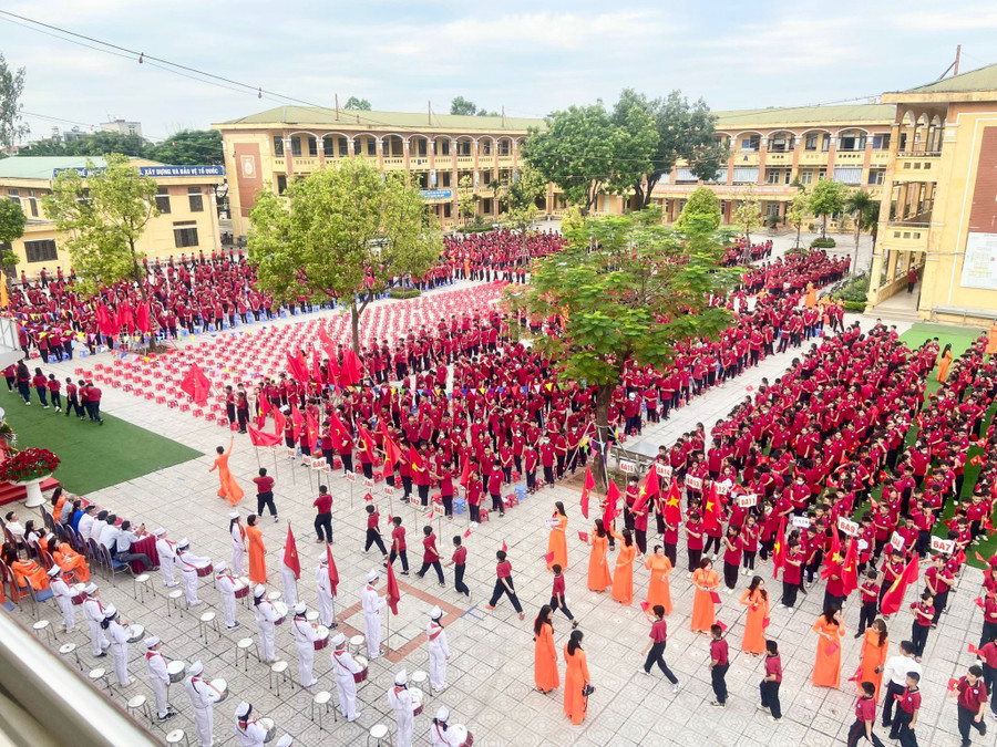 Khuôn viên rợp cờ hoa tại Trường THCS Tả Thanh Oai trong lễ khai giảng năm học mới 2023-2024.