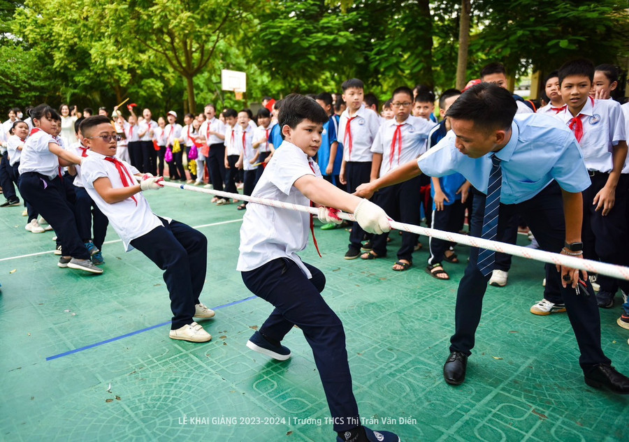 Các em học sinh tham gia trò chơi Kéo co ngay khi dự khai giảng tại Trường THCS Thị trấn Văn Điển sáng 5/9.