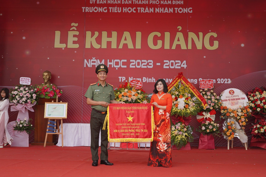 Tại Trường Tiểu học Trần Nhân Tông - TP Nam Định, nhà trường đón nhận Cờ thi đua xuất sắc của UBND tỉnh Nam Định ngay tại lễ khai giảng diễn ra vào sáng 5/9. Tại Trường Tiểu học Trần Nhân Tông - TP Nam Định, nhà trường đón nhận Cờ thi đua xuất sắc của UBND tỉnh Nam Định ngay tại lễ khai giảng diễn ra vào sáng 5/9.