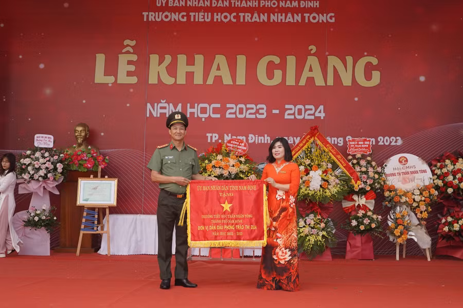 Tại Trường Tiểu học Trần Nhân Tông - TP Nam Định, nhà trường đón nhận Cờ thi đua xuất sắc của UBND tỉnh Nam Định ngay tại lễ khai giảng diễn ra vào sáng 5/9.