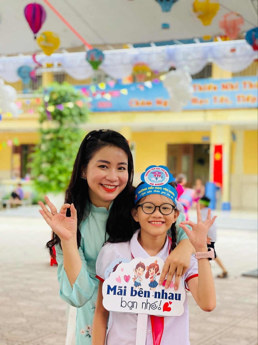 Cô trò Trường Tiểu học Yên Nghĩa (Hà Đông, Hà Nội) vui mừng trong buổi đầu tiên của năm học mới 2023-2024. Cô trò Trường Tiểu học Yên Nghĩa (Hà Đông, Hà Nội) vui mừng trong buổi đầu tiên của năm học mới 2023-2024.