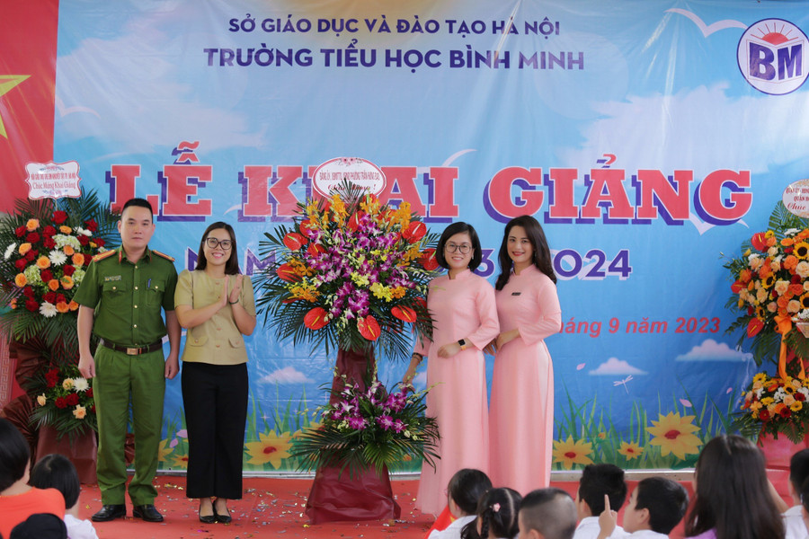 Lễ khai giảng của cô trò Trường Tiểu học Bình Minh (Hoàn Kiếm, Hà Nội). Lễ khai giảng của cô trò Trường Tiểu học Bình Minh (Hoàn Kiếm, Hà Nội).