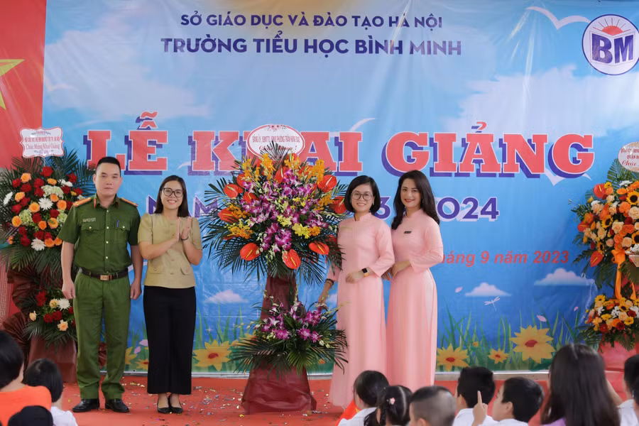 Lễ khai giảng của cô trò Trường Tiểu học Bình Minh (Hoàn Kiếm, Hà Nội).