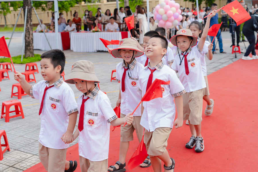 Biểu cảm đáng yêu của trẻ khi tiến lên sân khấu của buổi lễ. Biểu cảm đáng yêu của trẻ khi tiến lên sân khấu của buổi lễ.