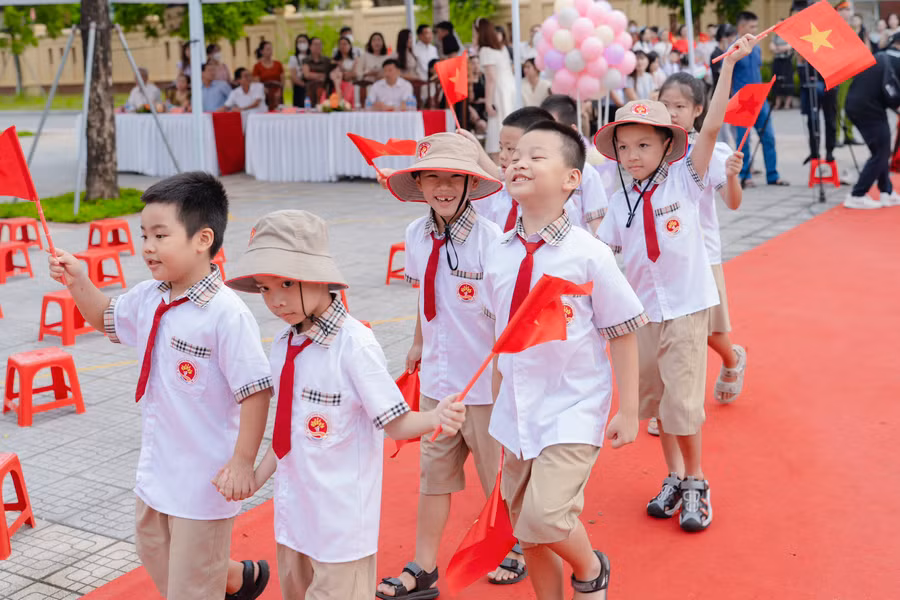 Biểu cảm đáng yêu của trẻ khi tiến lên sân khấu của buổi lễ.