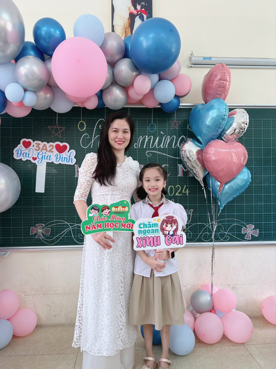 Mẹ và con gái cùng nhau tới dự lễ khai giảng trong tâm thế vui tươi, phấn chấn. Mẹ và con gái cùng nhau tới dự lễ khai giảng trong tâm thế vui tươi, phấn chấn.