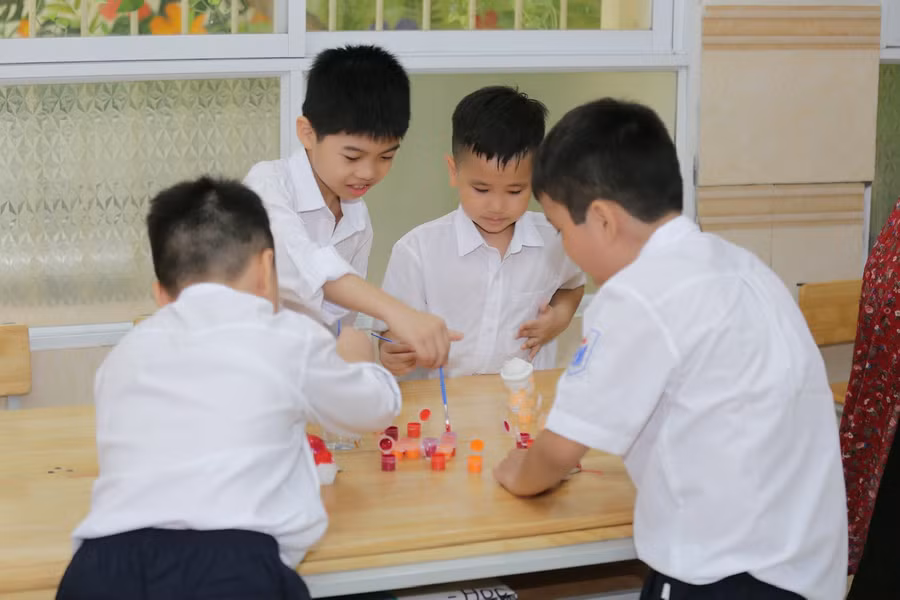 Trẻ được tự do tham gia các hoạt động phát triển phẩm chất, năng lực cá nhân dưới sự hướng dẫn của cô giáo.