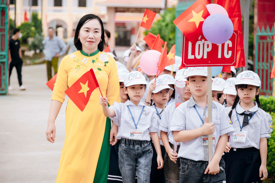 Cô trò lớp 1 cùng tiến vào sân khấu chính lễ khai giảng với tâm trạng vừa háo hức, vừa pha chút lạ lẫm. Cô trò lớp 1 cùng tiến vào sân khấu chính lễ khai giảng với tâm trạng vừa háo hức, vừa pha chút lạ lẫm.