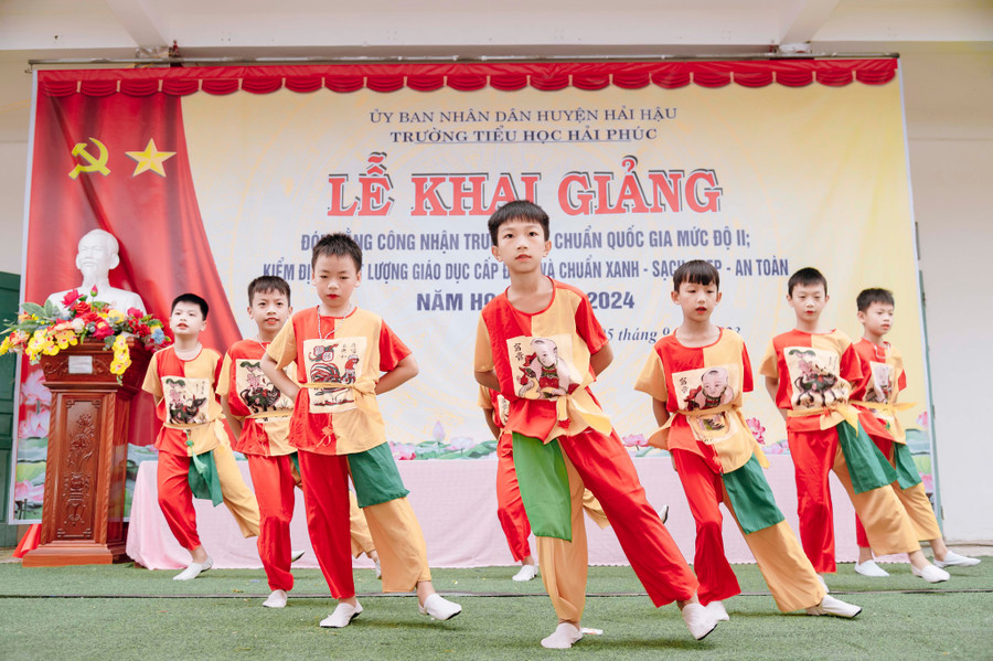 Tại Trường Tiểu học Hải Phúc, lễ khai giảng gồm nhiều tiết mục hát múa của học sinh. Tại Trường Tiểu học Hải Phúc, lễ khai giảng gồm nhiều tiết mục hát múa của học sinh.