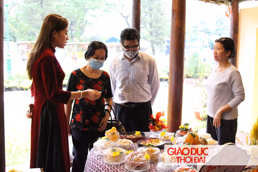 Chú Luật cùng gia đình tham quan lễ hội với những hoài niệm về tết xưa.