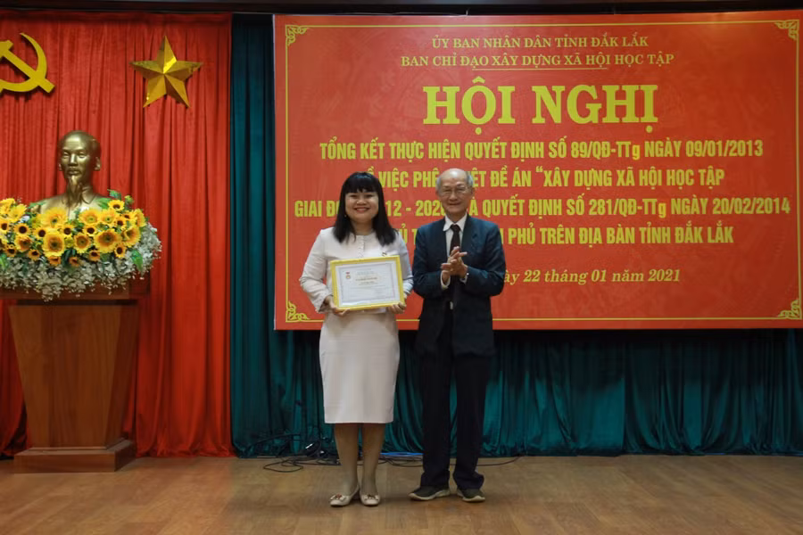 Ông Hà Ngọc Đào trao tặng Kỷ niệm chương “Vì sự nghiệp khuyến học´của BCH Trung ương Hội Khuyến học Việt Nam cho bà H’ Yim Kđoh