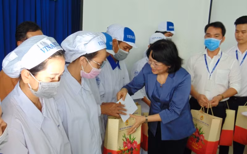 Phó Chủ tịch nước Đặng Thị Ngọc Thịnh trao quà cho công nhân lao động nhà máy Vinamilk tại Bình Dương.
