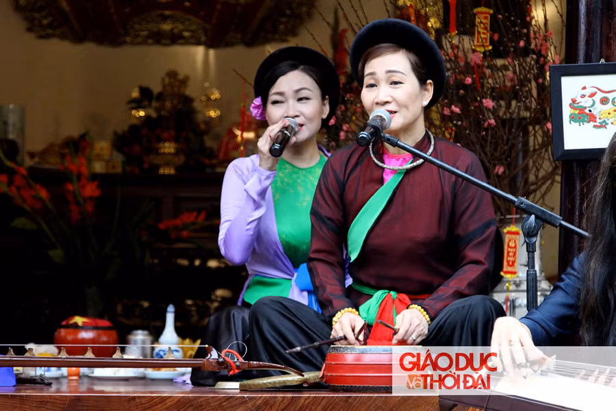 Mỗi khúc hát dân ca được trình diễn, đều thu hút đông đảo người xem.