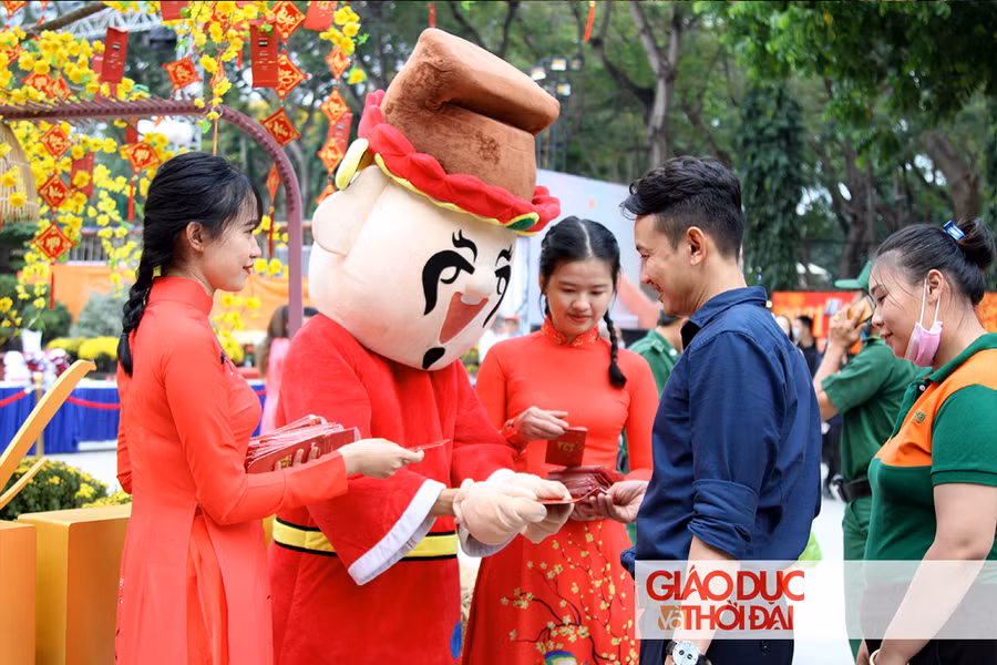 Người tham quan lễ hội xếp hàng để được nhận phong bao lì xì may mắn từ thần tài.