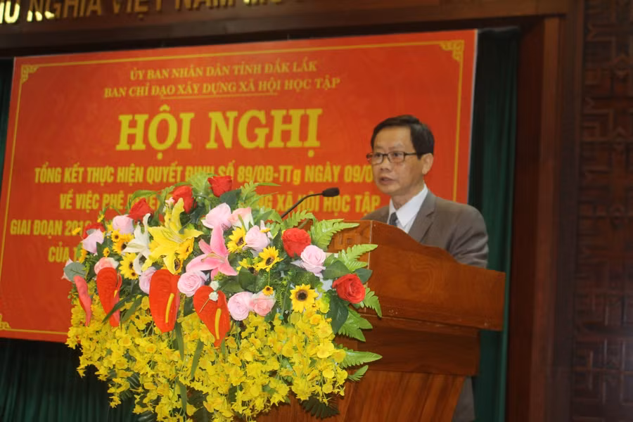 Phó Giám đốc Sở GD&amp;ĐT Bùi Hữu Thành Cát phát biểu khai mạc Hội nghị