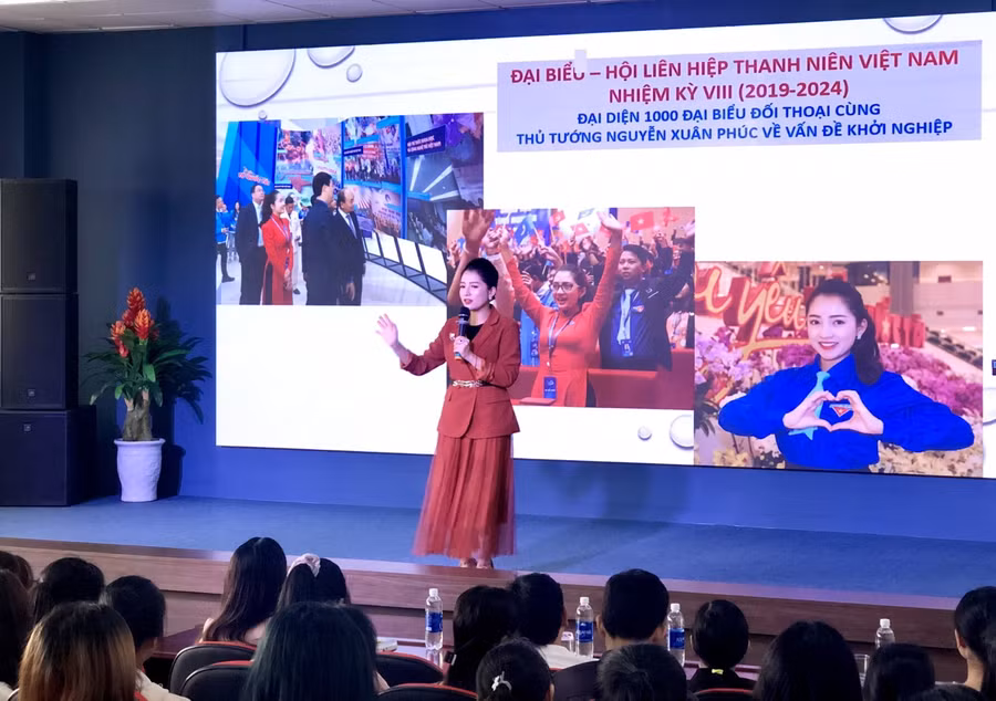 Bà Trần Thị Lệ Chi – Tổng Giám đốc công ty CP truyền thông Rồng Tiên Sa – Trưởng BTC cuộc thi Hoa khôi Du lịch Đà Nẵng 2021 tại buổi talkshow.