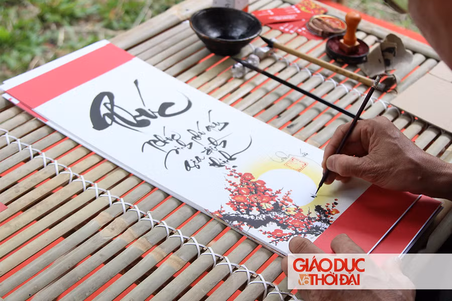 Cùng nét thư pháp cầu mong sự may mắn và bình an trong năm mới.