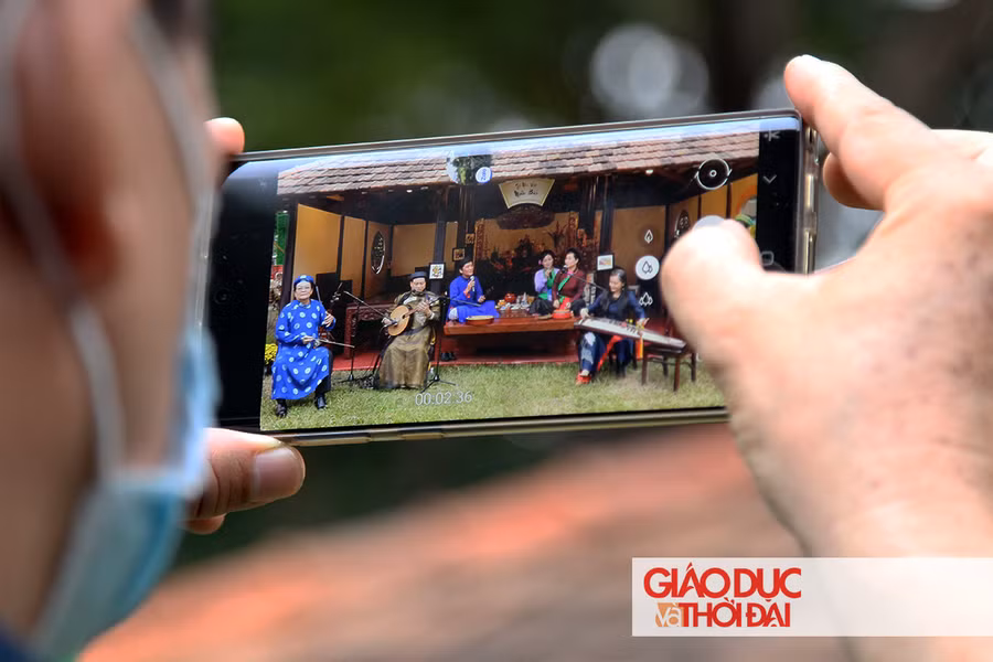 Nhiều người cũng không quên ghi lại những khoảnh khắc nghệ thuật đặc trưng, góp mặt tại lễ hội đến từ Bắc Bộ.