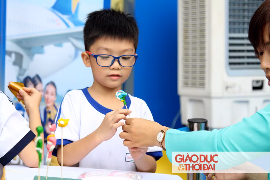 Em nhỏ không quên mang về cho mình một chiếc tò he nhỏ xinh làm kỷ niệm khi đến ngày hội.