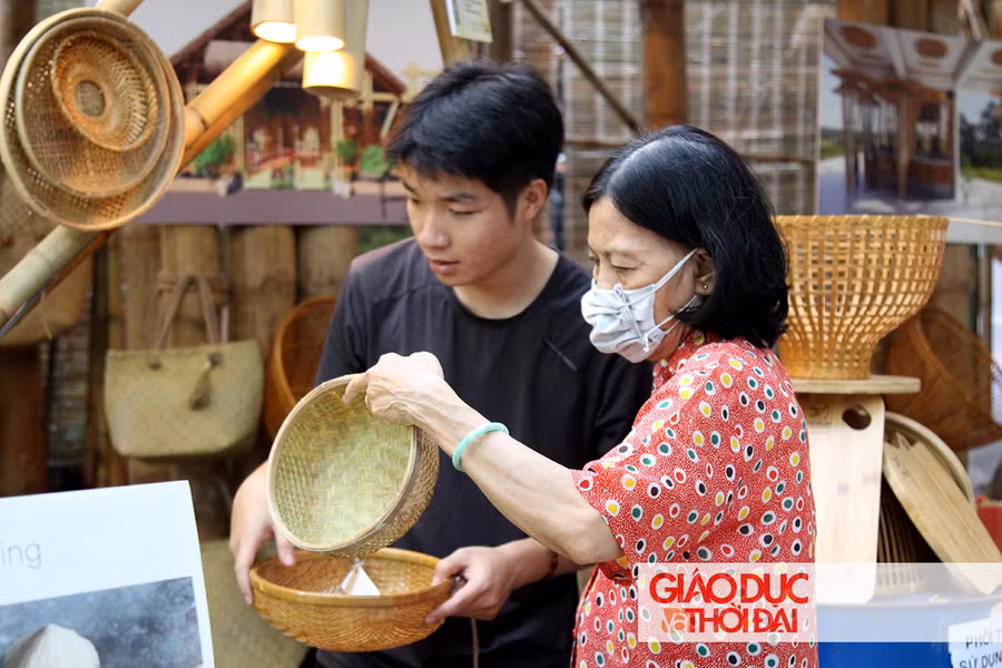 Ghé qua gian hàng thủ công và chọn cho mình 1 sản phẩm, cô Sơn (ngụ Quận 1, TP.HCM) cho biết: "các sản phẩm tại hội chợ tuy giá có cao hơn chút đỉnh so với cô mua thường ngày, nhưng các sản phẩm ở đây rất đẹp, được các nghệ nhân chăm chút tỉ mỉ, chất lượng cũng rất tốt".