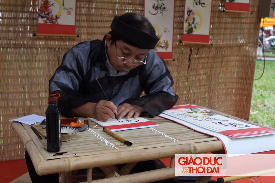 Ngày tết sẽ thiếu đi một sắc màu nếu không có hình ảnh ông đồ ngồi bên mực mài, giấy đỏ.