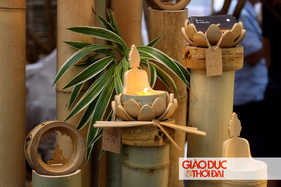 Những sản phẩm thủ công được làm từ tre, gỗ được nhiều người chọn mua vì nét mộc mạc, độc đáo của mình.