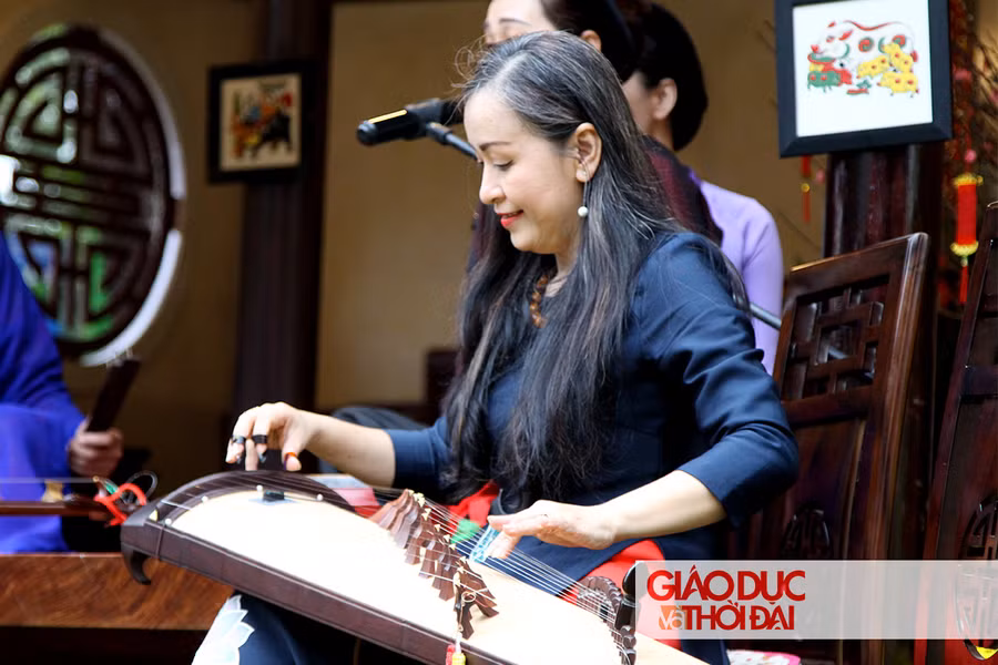 Không gian tết miền Bắc thu hút khác tham quan bằng những nghệ nhân hát Quan họ, Ca trù, Xẩm.