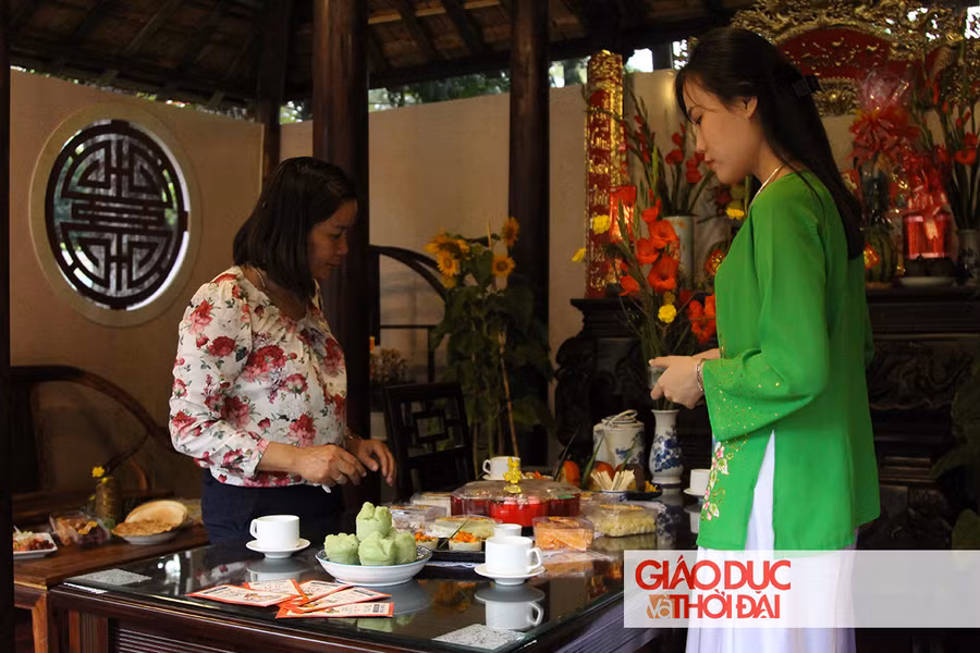 Chị Trần Thị Thúy đang chuẩn bị không gian tết miền Nam, đón du khác tại lễ hội.